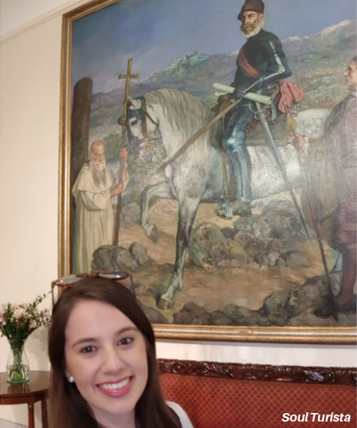 Selfie mostrando ao fundo um grandioso quadro pintado com a figura de Pedro de Valdivia