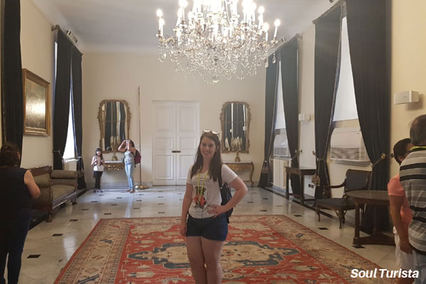 Interior do Salão O'Higgins no Chile com seu luxuoso tapete e enorme lustre