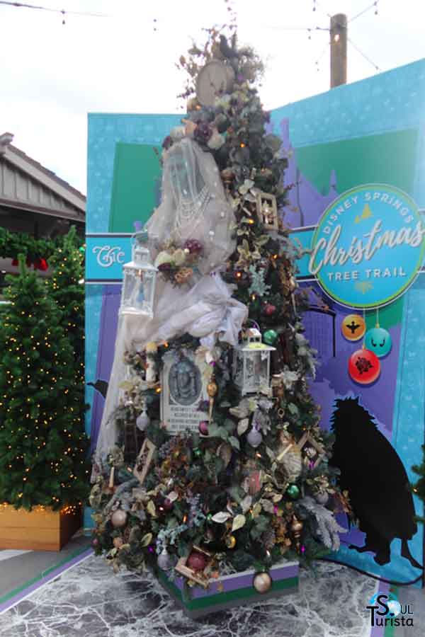 Árvore de Natal temática de Haunted Mansion