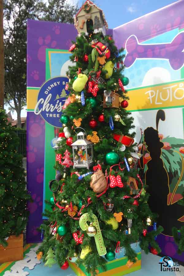 Árvore de Natal com temática do Pluto