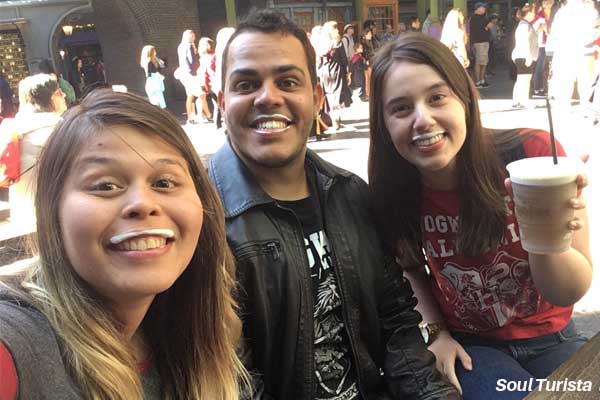 Eu e meus amigos tomando a cerveja amanteigada do Harry Potter Butterbeer no parque em Orlando