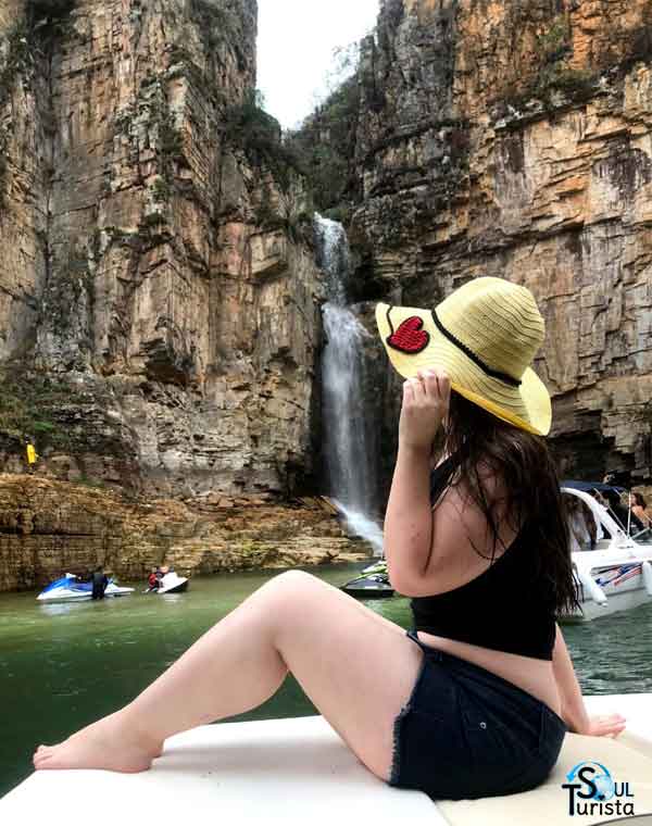 Eu na lancha em Capitólio na cachoeira Lagoa Azul