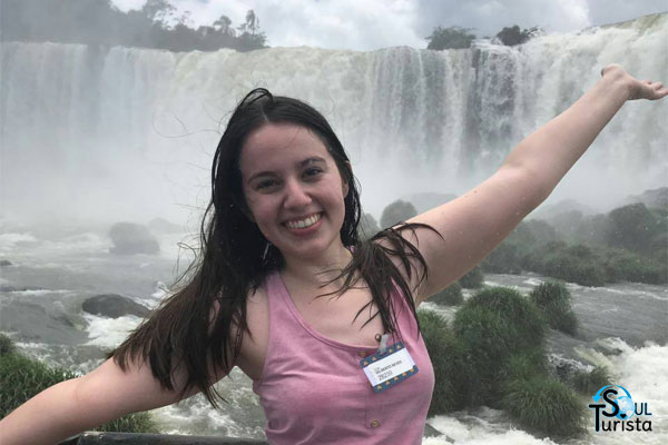 Eu de braços abertos na ponte da Garganta do Diabo nas Cataratas do Iguaçu