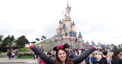 Eu em frente ao Castelo da Bela Adormecida toda feliz de braços abertos