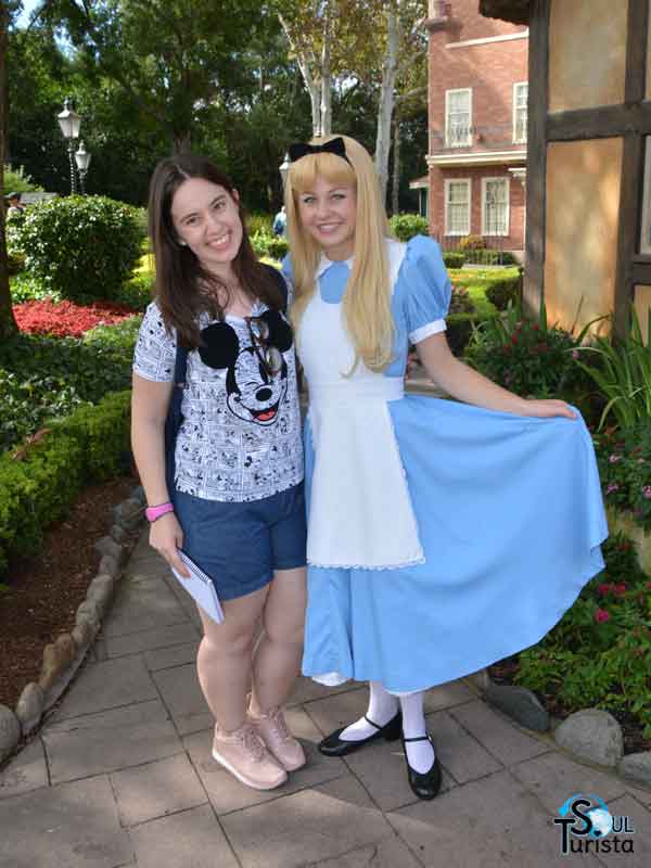 Encontro com princesas da Disney no Epcot junto com a Alice no País das Maravilhas