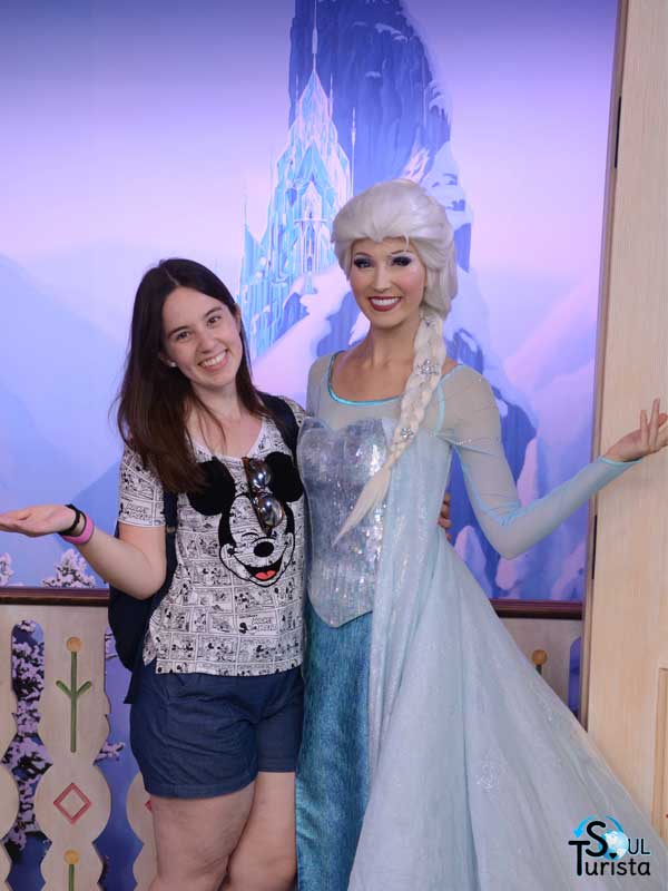 Foto abraçando a Princesa Elsa do filme Frozen