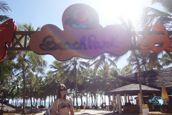 Entrada para o parque aquático de Fortaleza com um letreiro colorido escrito Beach Park