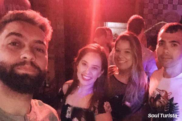 Eu e meus amigos na balada noturna no Chile