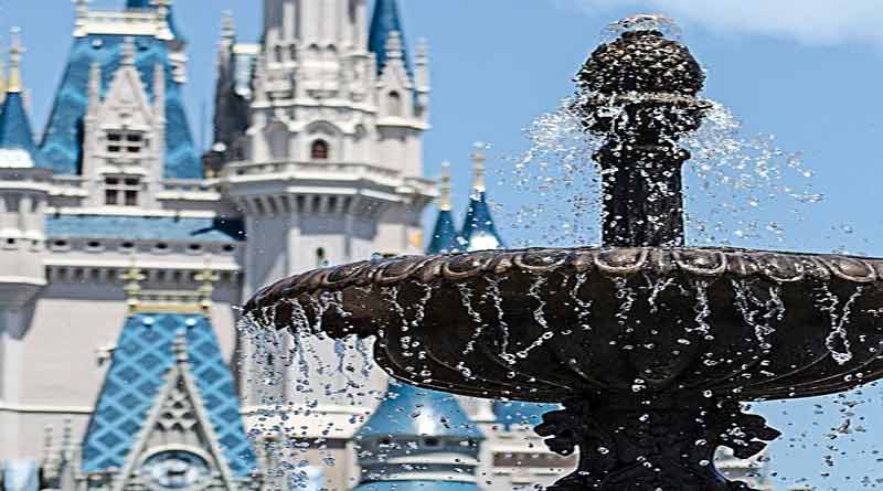 Fonte da Disney espirrando água