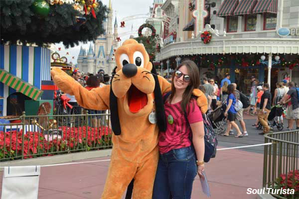 Foto minha com o Pluto tirada pelo fotógrafo do Magic Kingdom na Main Street e com o Castelo da Cinderela ao fundo