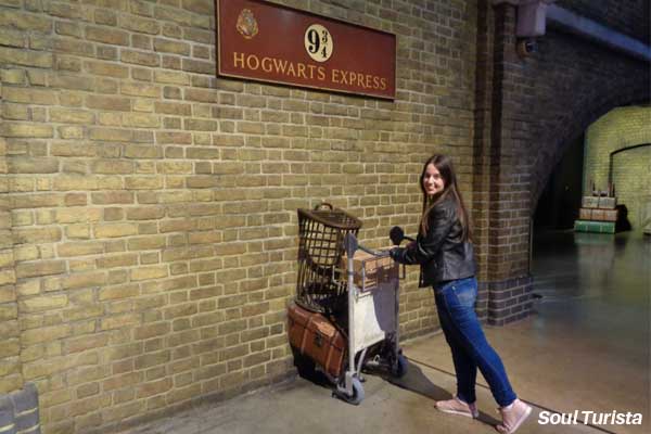 Famosa foto no carrinho atravessando a Plataforma 9 3/4 do Expresso Hogwarts