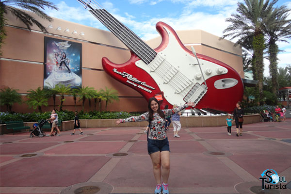 Hollywood studios atrações em frente a Rock 'n' Roller Coaster Aerosmith