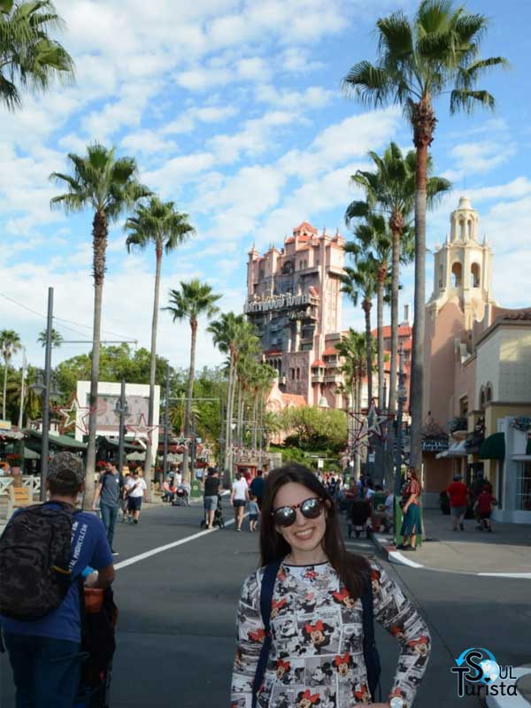 Eu no meio de Sunset Boulevard com a Tower of Terror ao fundo