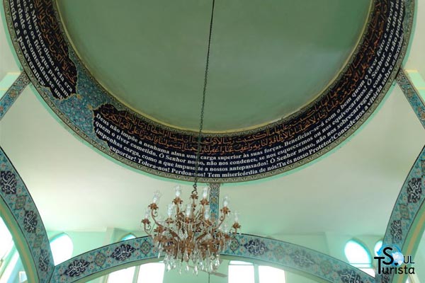 Vista interna da cúpula com inscrições religiosas