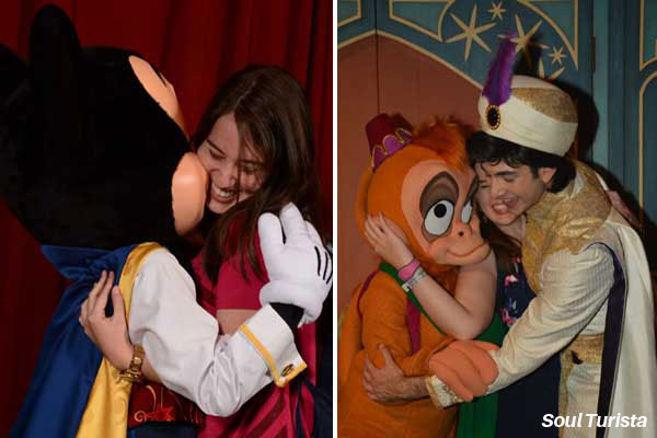 Ao lado esquerdo, minha foto abraçando o Mickey. Do lado direito, eu estou muito feliz abraçando o Aladdin e o Abu num momento em que fui pega de surpresa