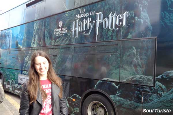 Ônibus todo decorado que leva para o Harry Potter Studio Londres