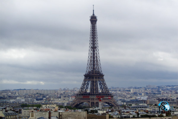 Vista da Torre Eiffel de cima do Arco do Triunfo
