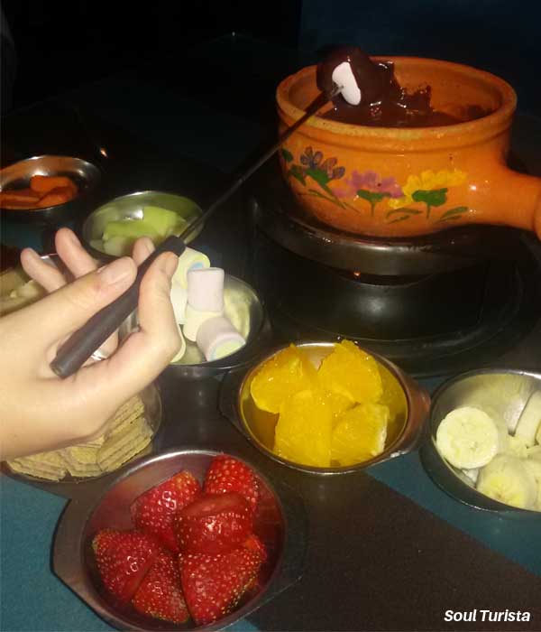 Acompanhamentos servidos com a sequência de fondue de doces em Gramado