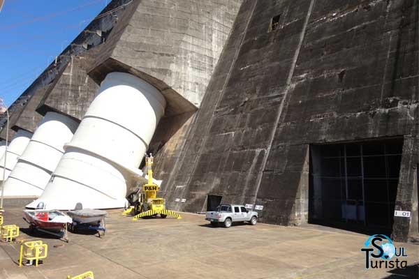 Tubos grandes brancos por onde passa a água gerada na Visita Panoramica Itaipu