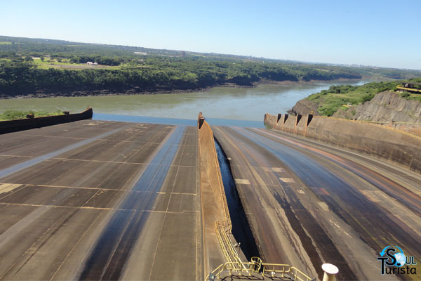 Vista de cima do vertedouro de Itaipu