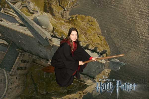 Voando numa Nimbus 2000 sob Castelo de Hogwarts foto tirada no Harry Potter Studio Londres