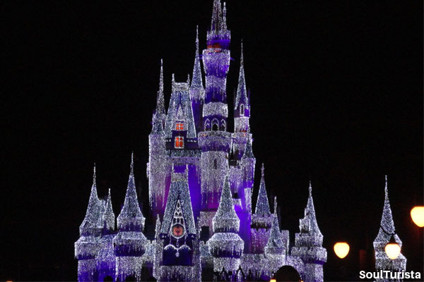Castelo do Magic Kingdom iluminado na Mickey's Very Merry Christmas Party