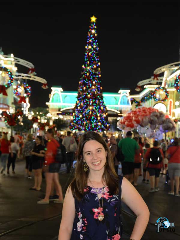 Eu na Main Street e ao fundo a árvore gigante de natal da Disney