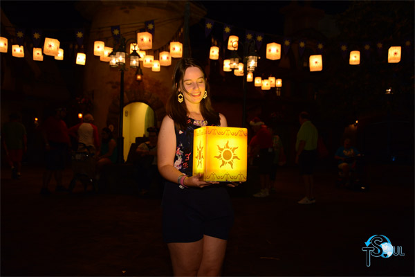 Minha foto na lanterna do filme Enrolados na área temática de Rapunzel