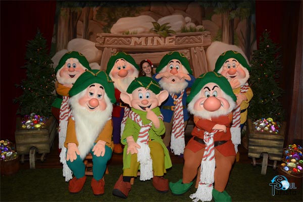 Eu e Os Sete Anões na festa de Natal no Magic Kingdom
