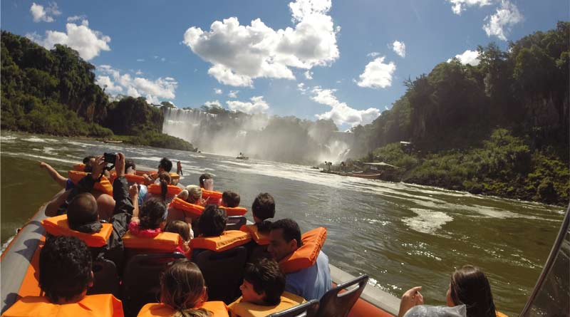 Barco do Macuco Safari no meio das Cataratas do Iguaçu