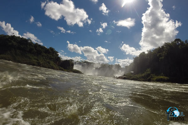 Passeio de Macuco Safari Foz do Iguaçu visão por baixo das Cataratas do Iguaçu