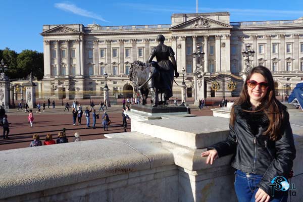 Minha foto em frente ao Palácio de Buckingham