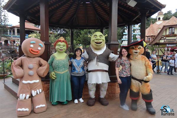 Foto com a turma do Shrek, Fiona, Biscoito e Gato de Botas no parque