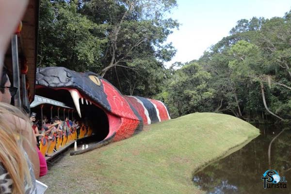 Atração Dinomagic onde o tremzinho passa por vários cenários do parque