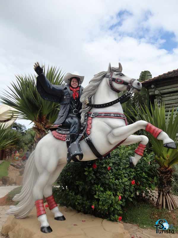 Beto Carrero World área Velho Oeste foto com o cavalo
