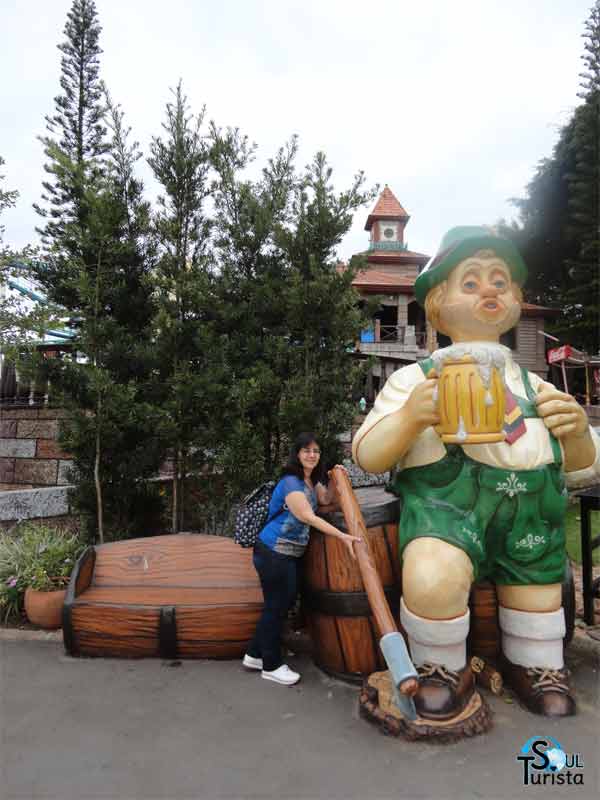 Boneco cervejeiro gigante que fica dentro da Vila Germânica