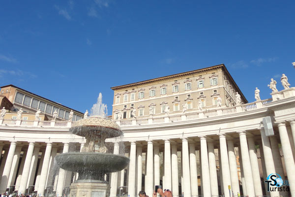 Prédio onde fica a Biblioteca do Vaticano e o Papa durante o Angelus Domini