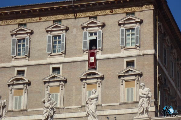 Papa na janela da Biblioteca do Vaticano aos domingos