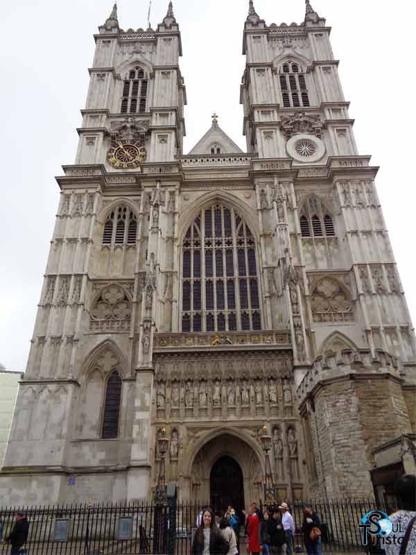 Minha foto no exterior da Abadia de Westminster