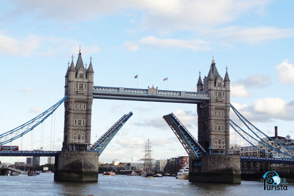 Tower Bridge a ponte mais famosa e fotografada de Londres aberta para uma embarcação passar