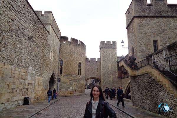 A arquitetura da Tower of London lembra os castelos medievais e tem acesso prioritário com o London Pass