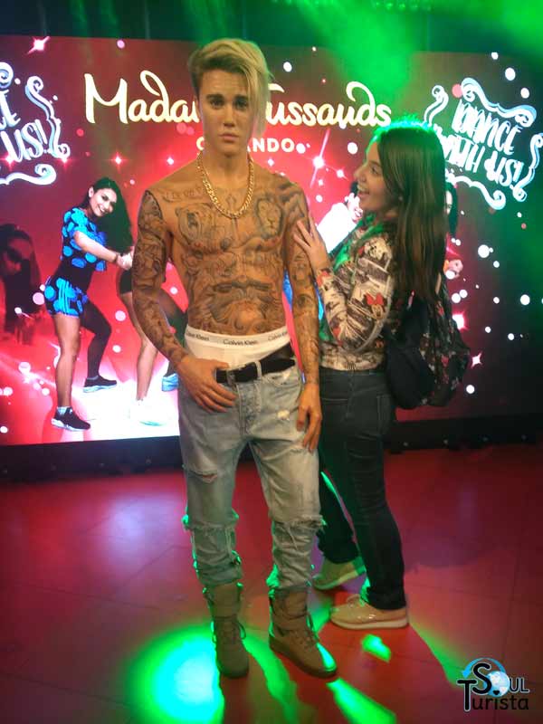 Eu admirada com a beleza do Justin Bieber no museu de cera Madame Tussauds em Orlando