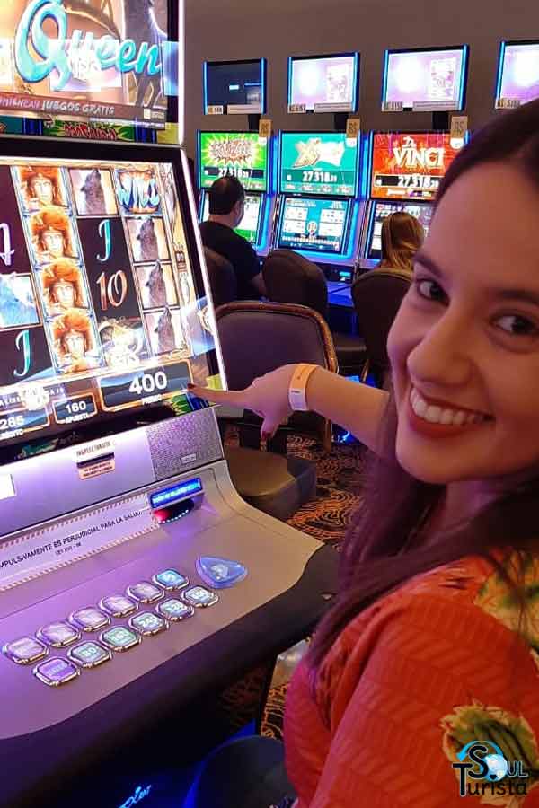 Eu jogando e mostrando os 400 pontos que ganhei na máquina do Casino Iguazu