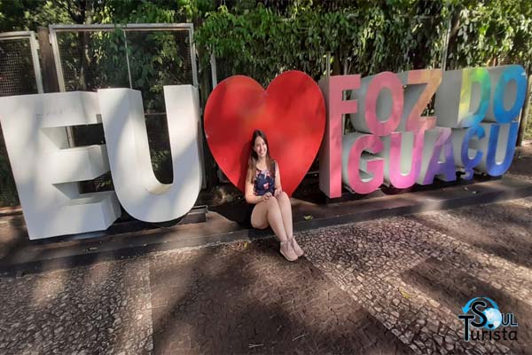 Foto no letreiro escrito Eu Amo Foz do Iguaçu, onde a palavra Amo é substituída por um coração