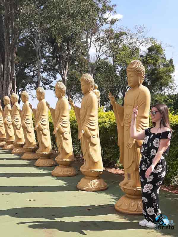Eu imitando a posição e gestos das 108 estátuas no Templo Budista Foz do Iguaçu