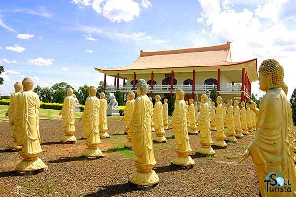 As 108 estátuas representando reencarnações de Buda e o Templo Budista Foz do Iguaçu ao fundo