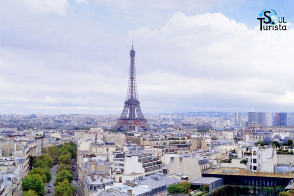 Vista do alto de Paris diretamente do Arco do Triunfo e ao fundo a Torre Eiffel