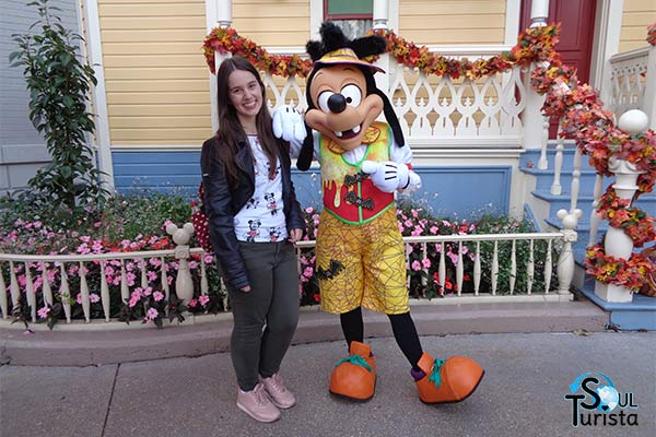 Encontro com personagem Max no Halloween Disney