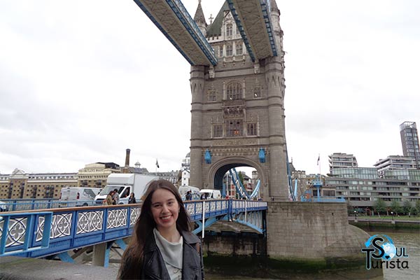 Perto da Tower Bridge e as marges do rio Tamisa caracterizando um lugar ótimo de onde ficar em Londres
