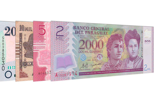 Cédulas da moeda Guarani nas Casas de Cambio em Foz do Iguaçu